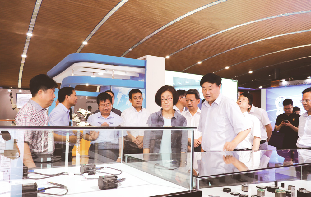 时任江西省副省长（现任江西省委副书记、赣州市委书记）吴忠琼来我公司考察调研工业高质发展